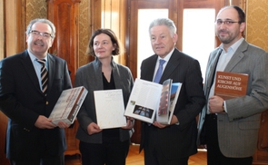 v.l.n.r. Landeskulturdirektor Reinhard Mattes, Gabriela Kaiser (Architekturforum), Landeshauptmann Josef Pühringer, Hubert Nitsch. © Kunstreferat